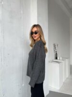 Женский Графитовый Свитер Оверсайз с Вырезом и Камнями на Груди