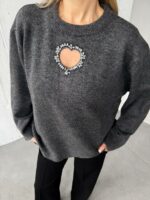 Женский Графитовый Свитер Оверсайз с Вырезом и Камнями на Груди