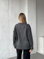 Женский Графитовый Свитер Оверсайз с Вырезом и Камнями на Груди