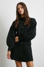 Женский Теплый Черный Костюм Двойка - Кардиган с Объемными Рукавами + Юбка Трапеция Мини