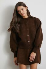 Женский Теплый Коричневый Костюм Двойка - Кардиган с Объемными Рукавами + Юбка Трапеция Мини