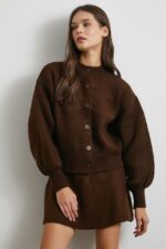 Женский Теплый Коричневый Костюм Двойка - Кардиган с Объемными Рукавами + Юбка Трапеция Мини