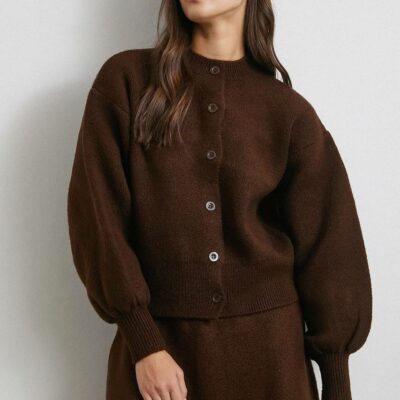 Женский Теплый Коричневый Костюм Двойка - Кардиган с Объемными Рукавами + Юбка Трапеция Мини