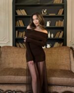 Женское Приталенное Шоколадное Платье с Открытыми Плечами и Прозрачой Сеткой Внизу