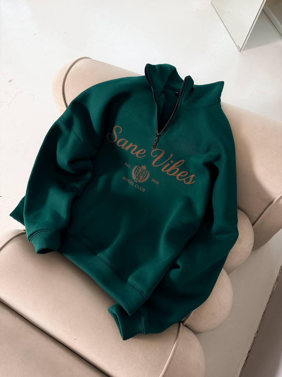 photo_2025-11-21_12-32-00 (2) Мужская Зеленая Кофта “Sane Vibes” с Коротким Замком под Горло – Теплая с Начесом