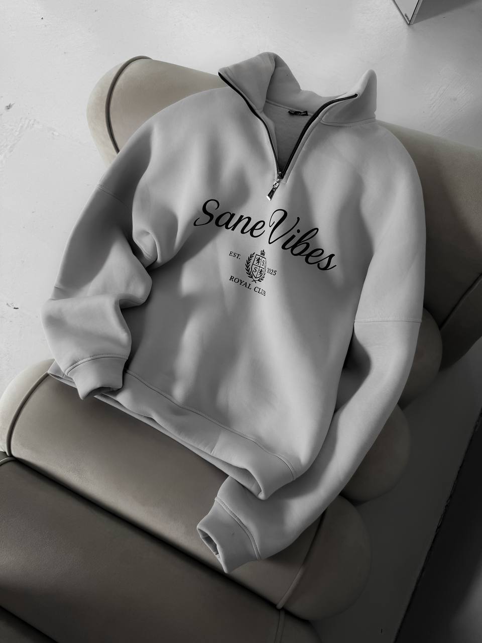 photo_2025-11-21_12-32-01 (3) Мужская Серая Кофта “Sane Vibes” с Коротким Замком под Горло – Теплая с Начесом