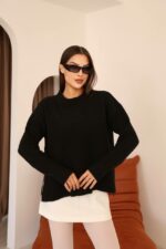 Женский Теплый Базовый Черный Свитер Оверсайз с Разрезами по Бокам