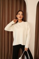 Женский Теплый Базовый Белый Свитер Оверсайз с Разрезами по Бокам