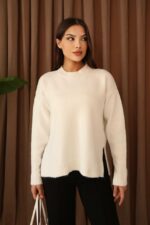 Женский Теплый Базовый Белый Свитер Оверсайз с Разрезами по Бокам