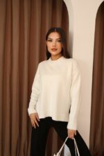 Женский Теплый Базовый Белый Свитер Оверсайз с Разрезами по Бокам