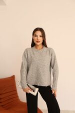 Женский Теплый Базовый Серый Свитер Оверсайз с Разрезами по Бокам