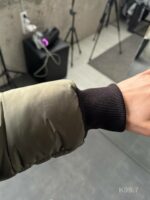 Мужская Зимняя Куртка Пуховик Хаки - Стеганая Дутик с Высокой Горловиной и Номером на Спине