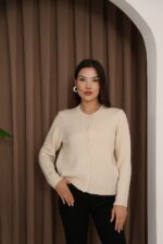 Женский Теплый Классический Молочный Кардиган с Пуговицами в Виде Сердец