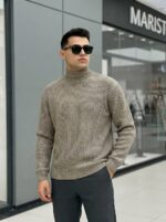 Мужской Свободный Базовый Бежевый Гольф с Воротником Стойкой