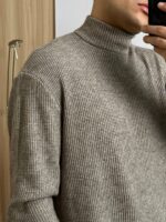 Мужской Свободный Базовый Бежевый Гольф с Воротником Стойкой