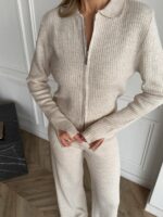 Женский Базовый Трикотажный Бежевый Костюм в Рубчик с Разрезами - Кофта Поло на Молнии + Штаны Прямого Кроя