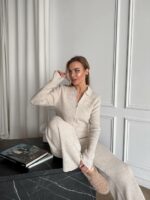 Женский Базовый Трикотажный Бежевый Костюм в Рубчик с Разрезами - Кофта Поло на Молнии + Штаны Прямого Кроя