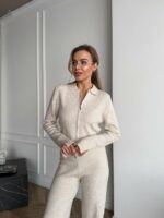 Женский Базовый Трикотажный Бежевый Костюм в Рубчик с Разрезами - Кофта Поло на Молнии + Штаны Прямого Кроя