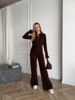 Женский Базовый Трикотажный Коричневый Костюм в Рубчик с Разрезами - Кофта Поло на Молнии + Штаны Прямого Кроя