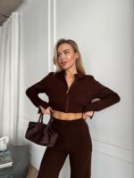 Женский Базовый Трикотажный Коричневый Костюм в Рубчик с Разрезами - Кофта Поло на Молнии + Штаны Прямого Кроя