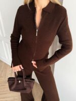 Женский Базовый Трикотажный Коричневый Костюм в Рубчик с Разрезами - Кофта Поло на Молнии + Штаны Прямого Кроя