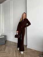 Женский Базовый Трикотажный Коричневый Костюм в Рубчик с Разрезами - Кофта Поло на Молнии + Штаны Прямого Кроя