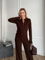 Женский Базовый Трикотажный Коричневый Костюм в Рубчик с Разрезами - Кофта Поло на Молнии + Штаны Прямого Кроя