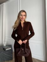 Женский Базовый Трикотажный Коричневый Костюм в Рубчик с Разрезами - Кофта Поло на Молнии + Штаны Прямого Кроя