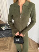 Женский Базовый Трикотажный Костюм Хаки в Рубчик с Разрезами - Кофта Поло на Молнии + Штаны Прямого Кроя