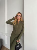 Женский Базовый Трикотажный Костюм Хаки в Рубчик с Разрезами - Кофта Поло на Молнии + Штаны Прямого Кроя