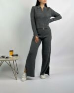 Женский Базовый Трикотажный Графитовый Костюм в Рубчик с Разрезами - Кофта Поло на Молнии + Штаны Прямого Кроя