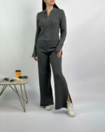 Женский Базовый Трикотажный Графитовый Костюм в Рубчик с Разрезами - Кофта Поло на Молнии + Штаны Прямого Кроя