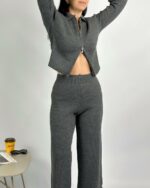 Женский Базовый Трикотажный Графитовый Костюм в Рубчик с Разрезами - Кофта Поло на Молнии + Штаны Прямого Кроя