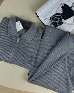 Женский Базовый Трикотажный Графитовый Костюм в Рубчик с Разрезами - Кофта Поло на Молнии + Штаны Прямого Кроя