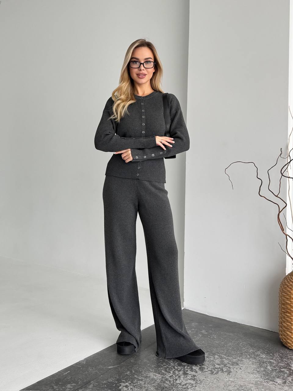 photo_2025-11-28_10-29-30 Женский Базовый Графитовый Костюм Трикотажный - Кофта на Кнопках + Штаны Свободного Кроя