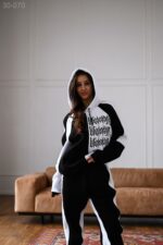 Женский Чорно-Белый Спортивный Костюм с Надписями - Утепленный на Флисе