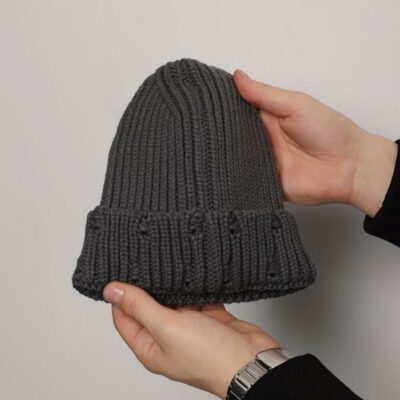 Мужская Вязаная Рваная Графитовая Шапка с Отворотом