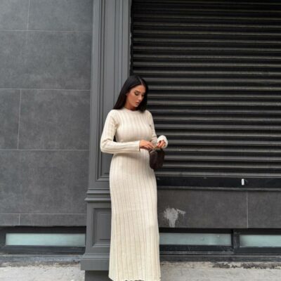 Женское Длинное Трикотажное Молочное Платье в Широкий Рубчик с Длинными Рукавами и Завязкой на Талии