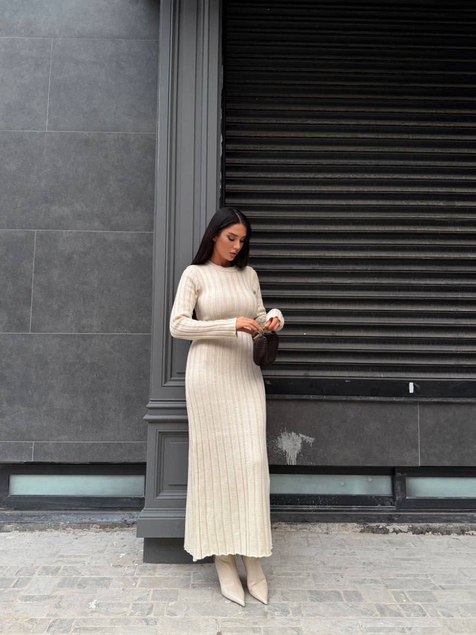 photo_2025-12-02_09-14-31 Женское Длинное Трикотажное Молочное Платье в Широкий Рубчик с Длинными Рукавами и Завязкой на Талии