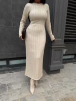 Женское Длинное Трикотажное Молочное Платье в Широкий Рубчик с Длинными Рукавами и Завязкой на Талии