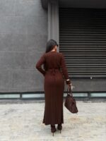 Женское Длинное Трикотажное Коричневое Платье в Широкий Рубчик с Длинными Рукавами и Завязкой на Талии