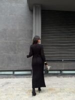 Женское Длинное Трикотажное Черное Платье в Широкий Рубчик с Длинными Рукавами и Завязкой на Талии