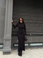 Женское Длинное Трикотажное Черное Платье в Широкий Рубчик с Длинными Рукавами и Завязкой на Талии