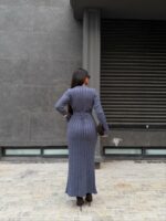 Женское Длинное Трикотажное Графитовое Платье в Широкий Рубчик с Длинными Рукавами и Завязкой на Талии