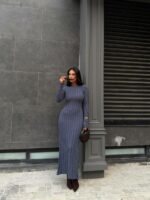 Женское Длинное Трикотажное Графитовое Платье в Широкий Рубчик с Длинными Рукавами и Завязкой на Талии