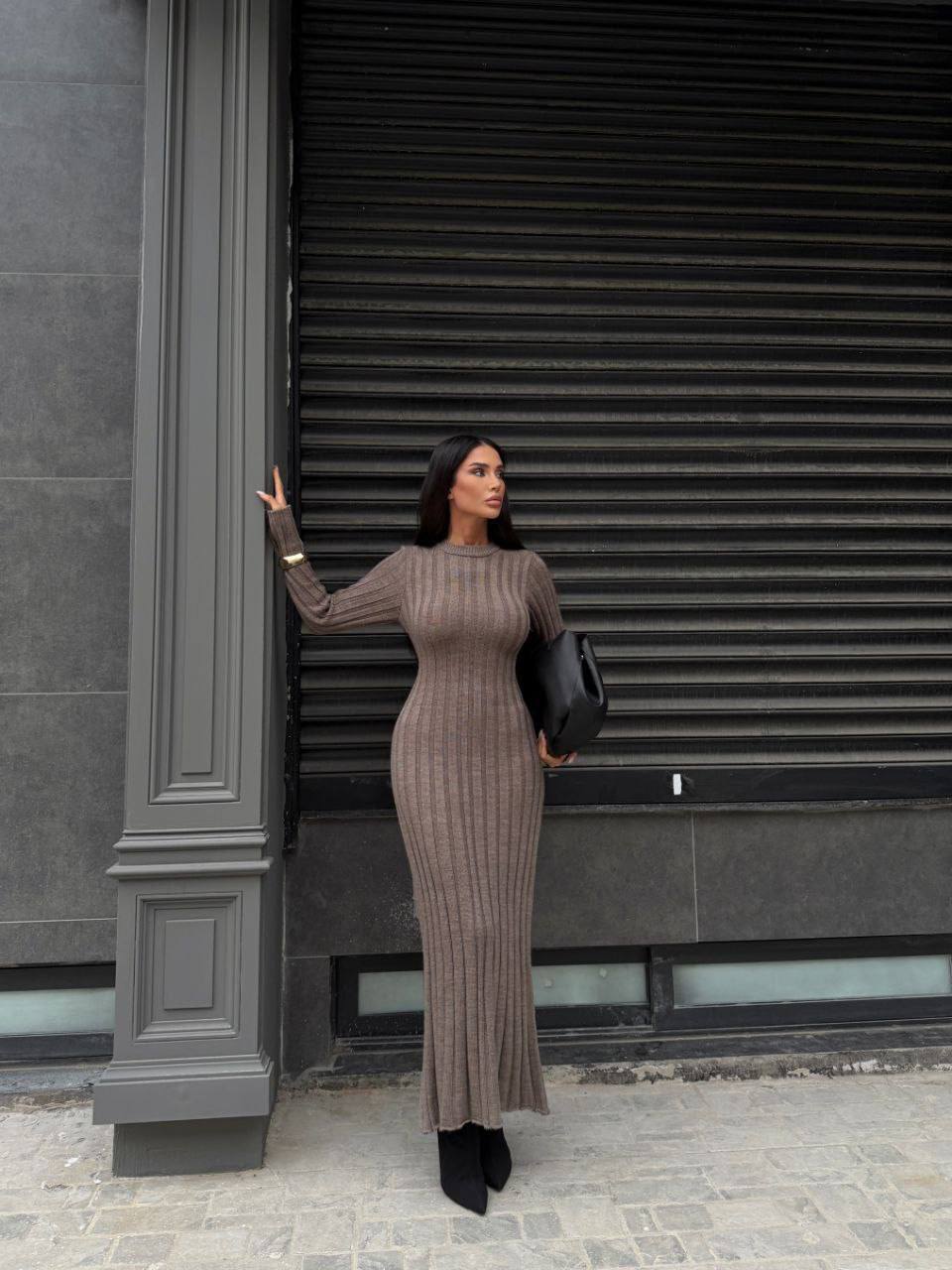 photo_2025-12-02_09-14-38 (2) Женское Длинное Трикотажное Платье Мокко в Широкий Рубчик с Длинными Рукавами и Завязкой на Талии