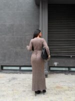 Женское Длинное Трикотажное Платье Мокко в Широкий Рубчик с Длинными Рукавами и Завязкой на Талии