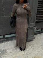 Женское Длинное Трикотажное Платье Мокко в Широкий Рубчик с Длинными Рукавами и Завязкой на Талии