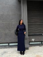 Женское Длинное Трикотажное Темно-Синее Платье в Широкий Рубчик с Длинными Рукавами и Завязкой на Талии