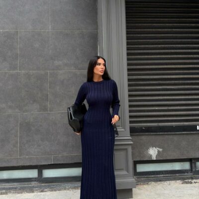 Женское Длинное Трикотажное Темно-Синее Платье в Широкий Рубчик с Длинными Рукавами и Завязкой на Талии